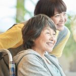 介護職員の約80%が感じている「賃金への不満」その解決策とは?