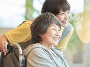 介護職員の約80％が感じている「賃金への不満」その解決策とは？