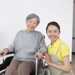 訪問介護と施設介護の違いとは?メリット・デメリットも解説