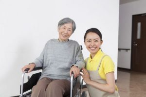 訪問介護と施設介護の違いとは？メリット・デメリットも解説