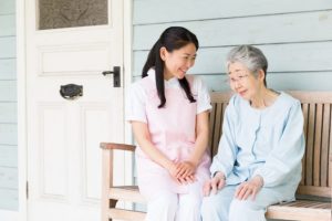 介護現場で役立つ！タイプ別「声かけ」テクニック8選