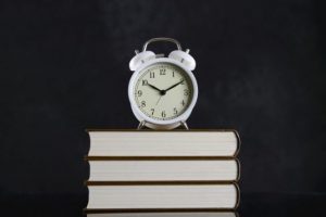 介護夜勤専従の回数は月何回入れる?労働基準法について解説