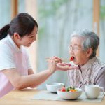 【ケース別】正しい食事介助の姿勢｜誤嚥や窒息を防ぐための注意点