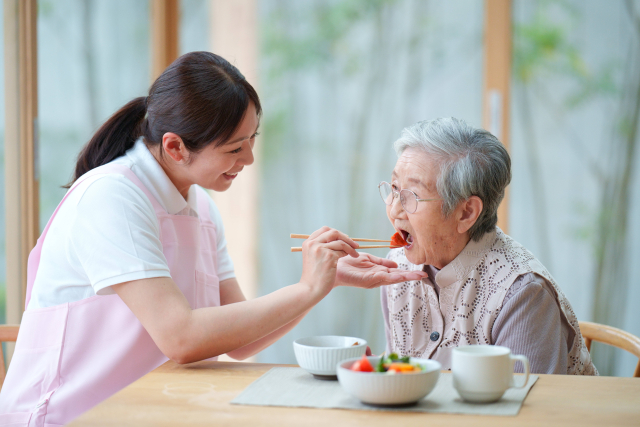 【ケース別】正しい食事介助の姿勢｜誤嚥や窒息を防ぐための注意点