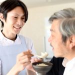 【男性介護士の将来性】向いている人の特徴、メリット・デメリットとは?