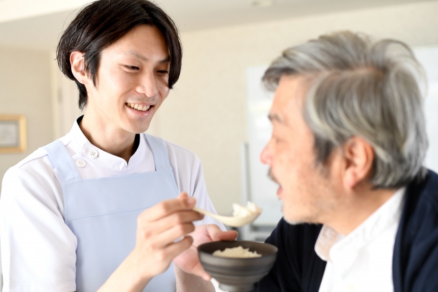 【男性介護士の将来性】向いている人の特徴、メリット・デメリットとは？